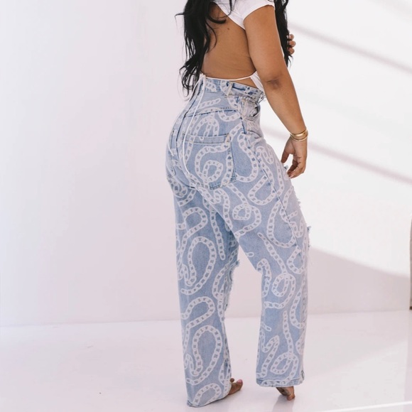 Chained in denim jeans - Picture 2 of 5